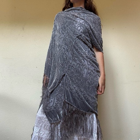 Janika Designs Grey silk velvet shawl with fringe - Picture 5 of 12